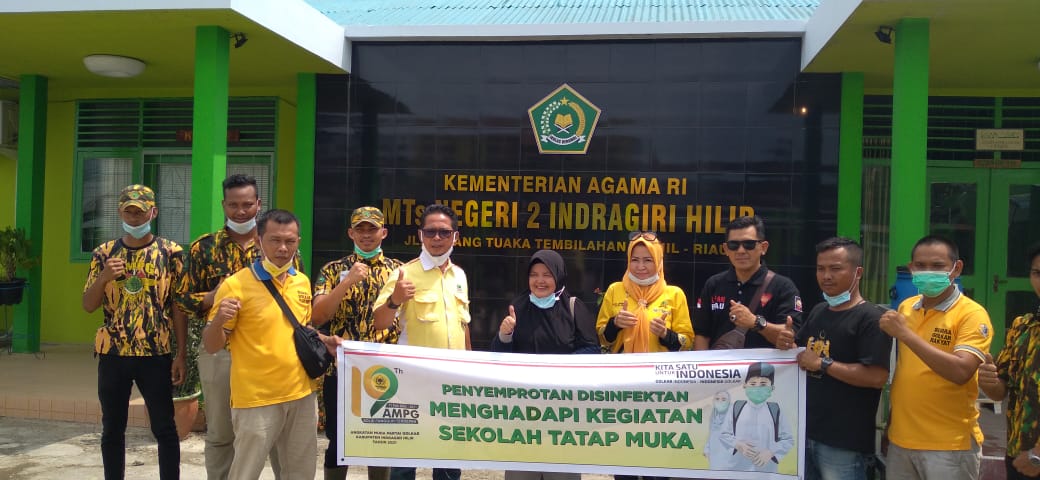 Jelang Kegiatan Sekolah Tatap Muka, AMPG Inhil Lakukan Penyemprotan Disinfektan