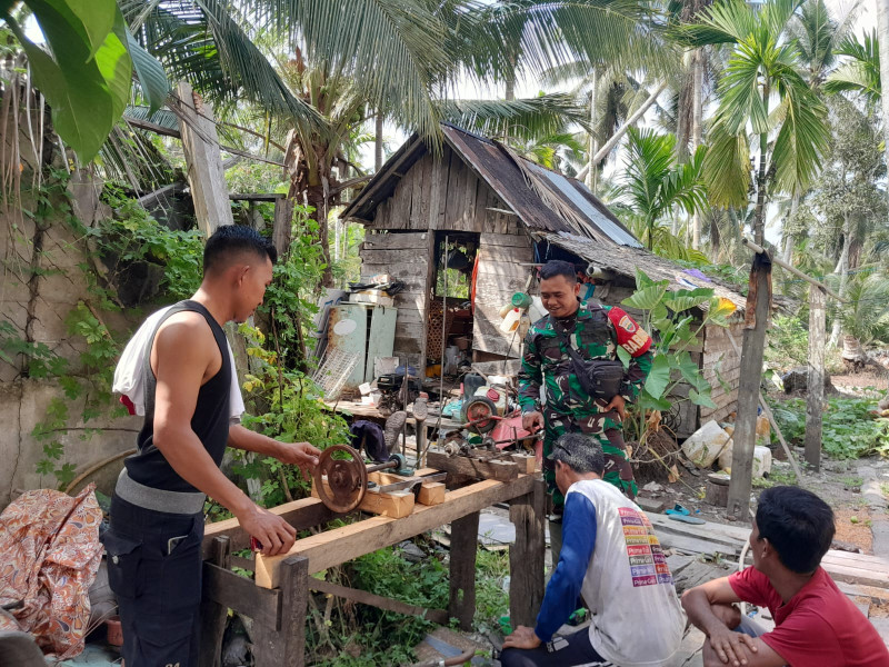 Babinsa Koramil 05/Gas Serda Ricky Gencar Laksanakan Komsos di Binaan