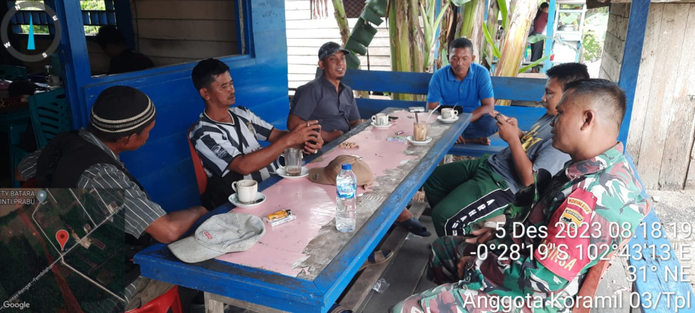 Babinsa 03/Tpl Serma Damrianto Sambangi Warga Untuk Mendapatkan Informasi di Desa Binaan