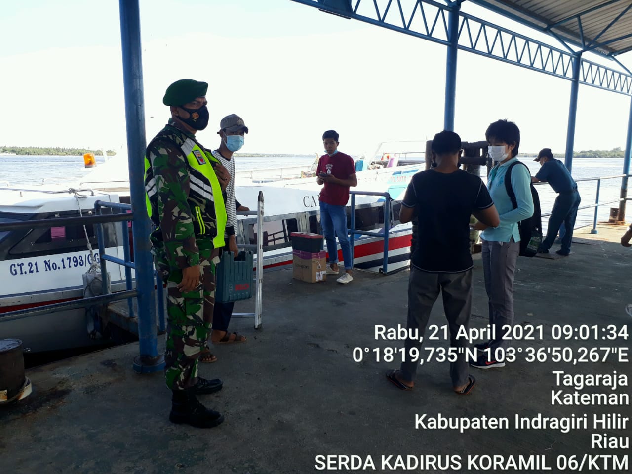 Penegakkan Disiplin Terus Dilakukan Babinsa Koramil 06/Kateman di Pelabuhan