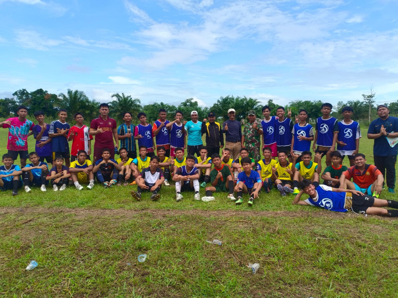 Dukung Turnamen Sepak Bola, Babinsa 03/Tpl Ikuti Kegiatan Seleksi Pemain