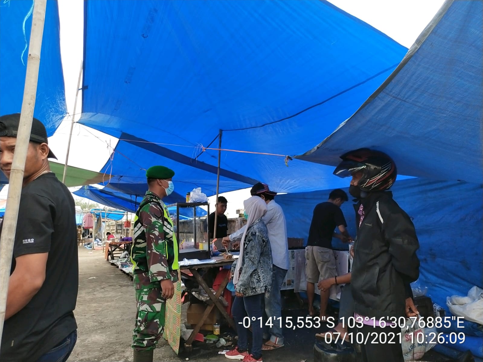 Terus Gencar Sosialisasi, Babinsa Koramil 12/Batang Tuaka Komsos Prokes ke Warga