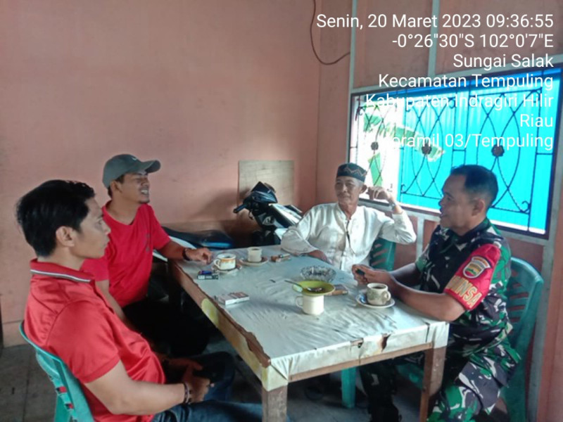 Membina Keakraban Bersama Warga Binaan, Babinsa 03/Tpl Bersenda Gurau dan Saling Bertukar Pikiran