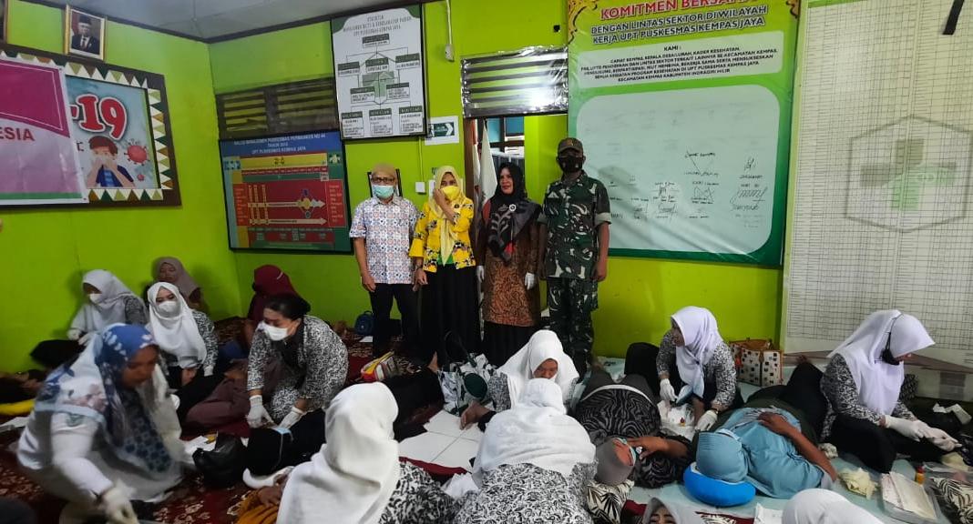 Babinsa Koramil 03/Tempuling Dampingi Kegiatan KB Kesehatan di Puskesmas Kempas