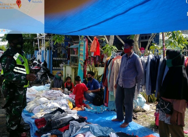 Babinsa Koramil 04/Kuindra Kembali Lakukan Penegakan Prokes di Pasar Sapat