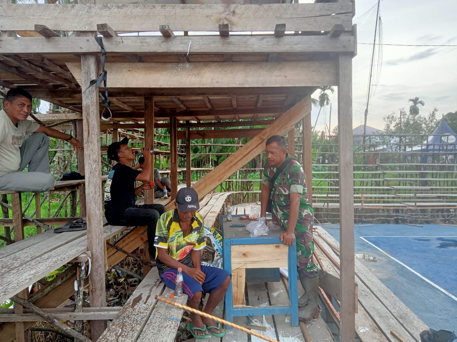 Pemeliharaan Lapangan Volly Ball Bersama Babinsa Kota Sebrida
