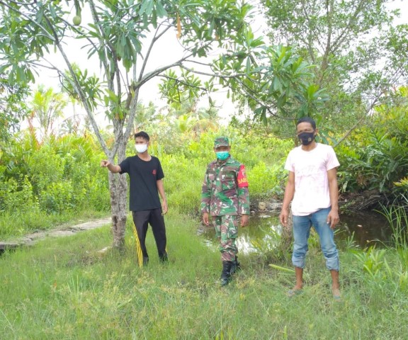 Babinsa Koramil 04/Kuindra Gencarkan Patroli Karhutla di Desa Sungai Piyai