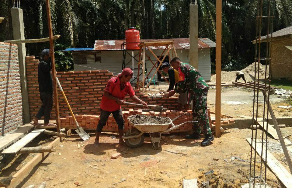 Sukseskan TMMD Ke-110 Kodim 0313/Kampar, Babinsa Ikut Gotong Royong Bangun Rumah Warga Binaan