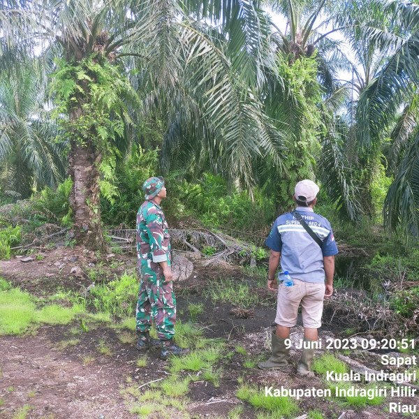 Babinsa Koramil 04/Kuindra Bersama Warga Rutin Lakukan Patroli Karlahut