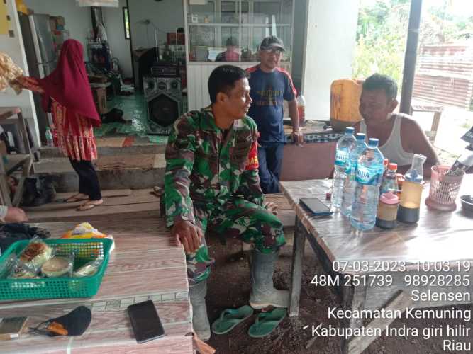 Babinsa Koramil 09/Kemuning Serka Marwandi Lakukan Komsos Bersama Warga