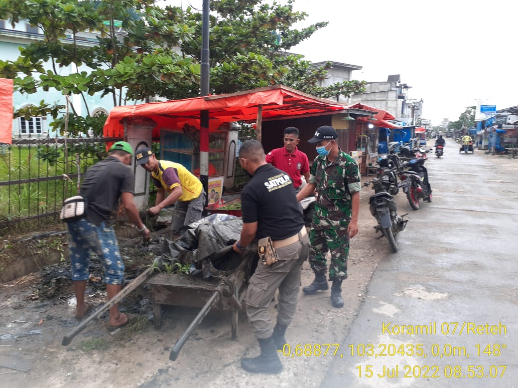 Giat Gotong Royong Membersihkan Got Selokan di Mesjid Jamik Oleh Babinsa Koramil 07/Reteh