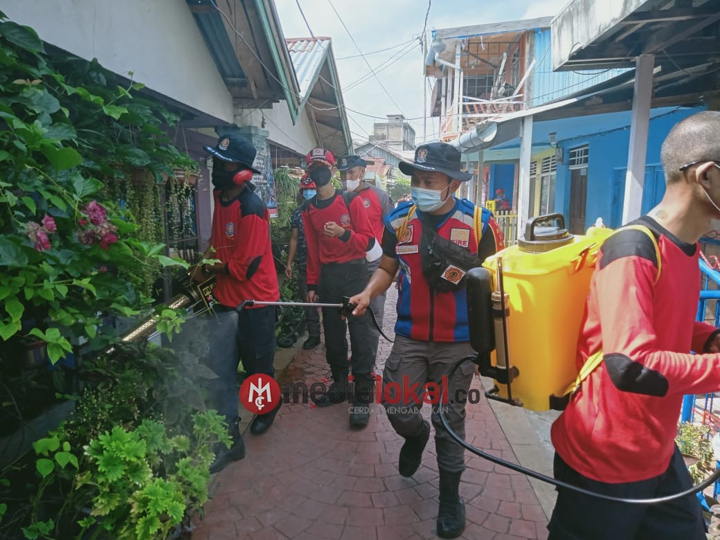 Damkar Inhil Turunkan Personil Lakukan Penyemprotan Disinfektan di Lorong Melur