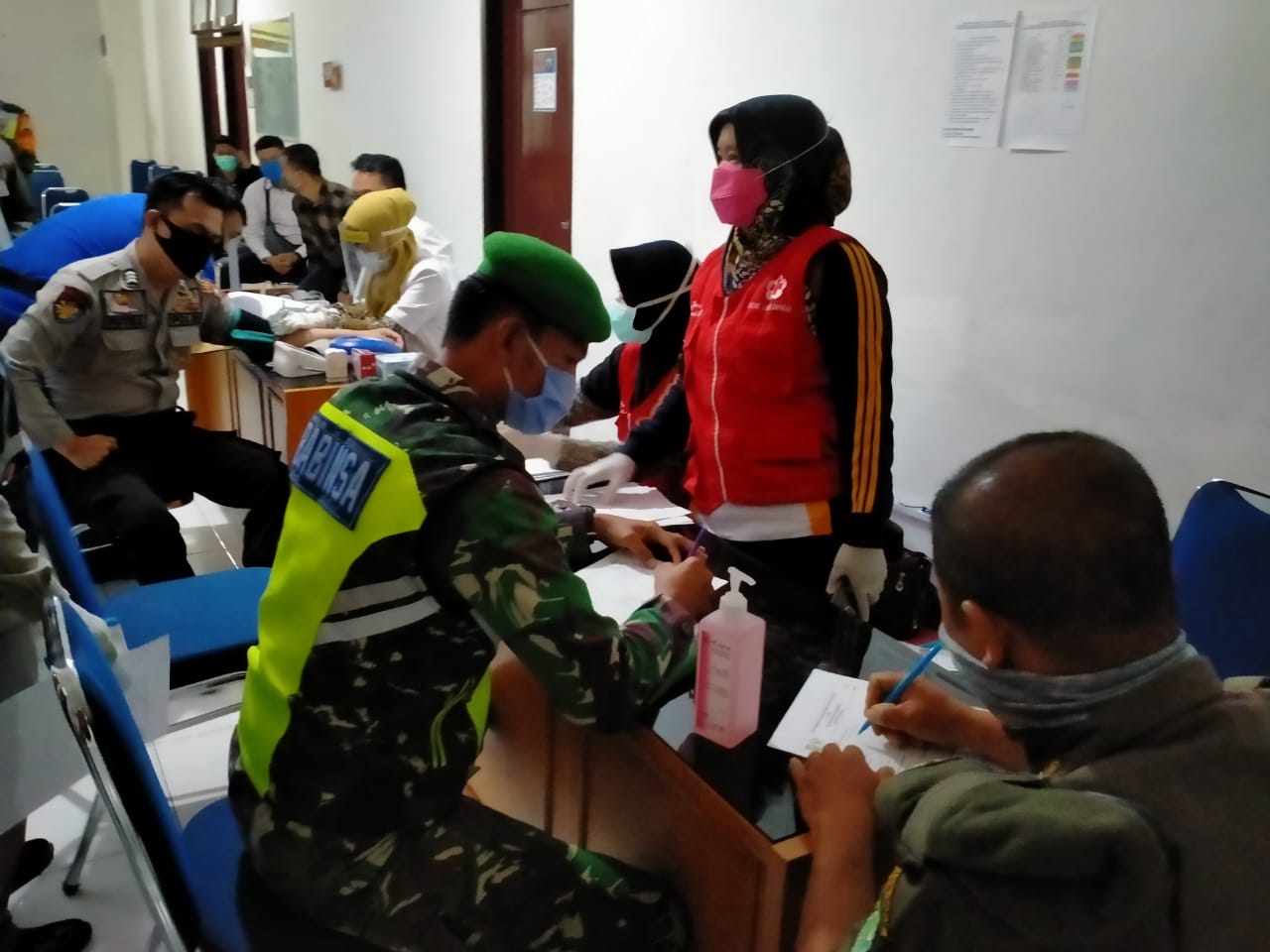 Menyambut HUT Bhayangkara ke-74, Sinergitas TNI/ Polri dan Satpol PP Siak Laksanakan Donor Darah