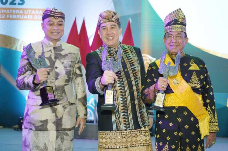 Disaksikan Presiden Jokowi, Bupati Inhil Terima Tropi Abyakta AK-PWI pada HPN 2023