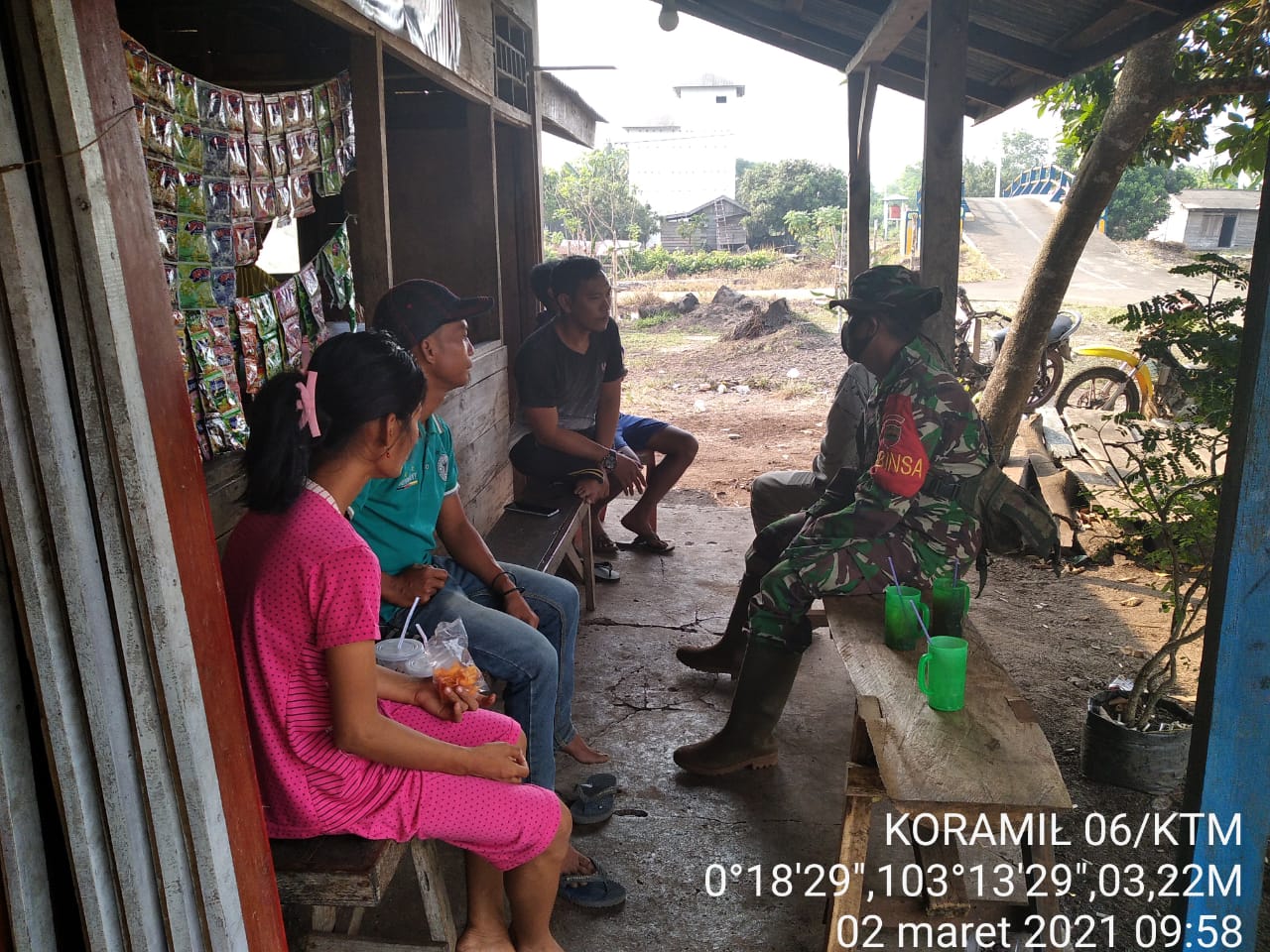 Babinsa Komsos Bersama Warga Sumber Sari Jaya Terkait Bahaya Karlahut