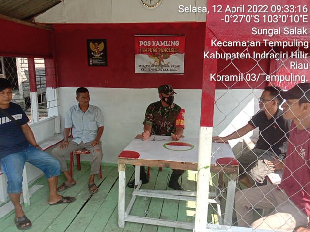 Babinsa 03/Tempuling Tekankan Pentingnya Fungsi Pos Kamling Bagi Warga