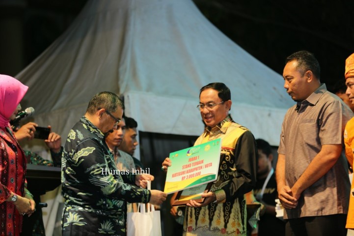Bupati HM Wardan Terima Penghargaan Inhil sebagai Juara 1 Stand Terbaik pada Riau Expo Tahun 2019