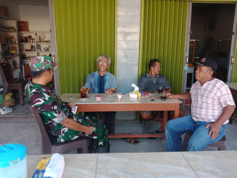 Efektifkan Komsos Dengan Tomas, Babinsa Desa Pekan Tua Koramil 03/Tpl, Mendatangi Rumah Tomas di Wilayah