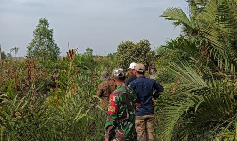 Babinsa Koramil 07/Reteh Kembali Lakukan Patroli Karhutla di Parit 1 Pulau Kijang