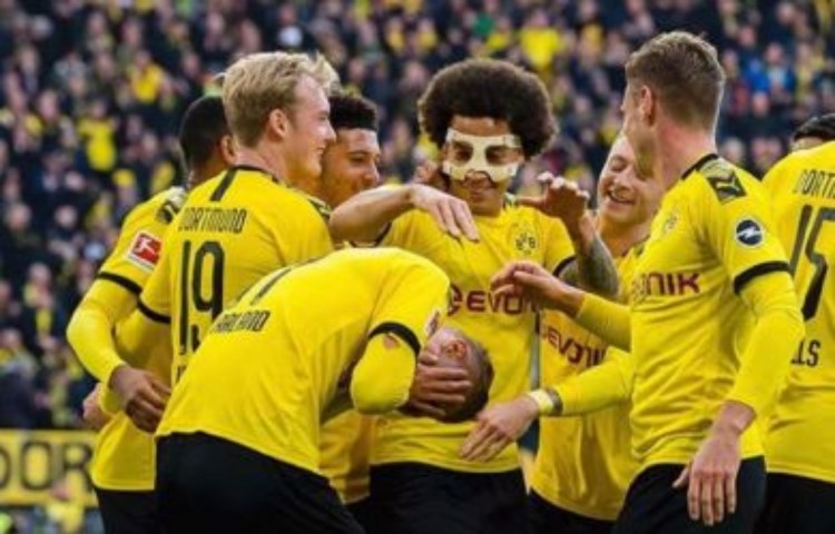 Pemain Borussia Dortmund Rela Gajinya Dipotong