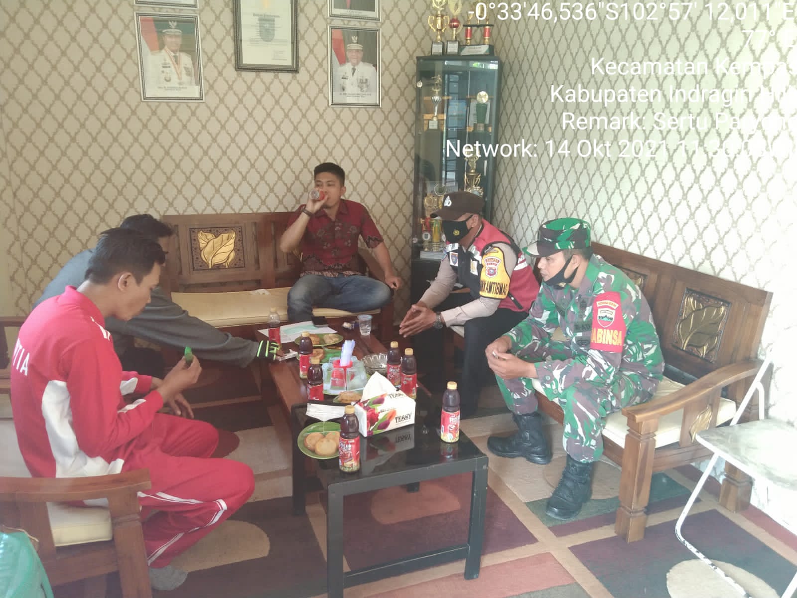 Babinsa 03/Tempuling Komsos Dengan Bhabinkamtibmas Dan Perangkat Desa Tingkatkan Kerjasama Atasi Cov