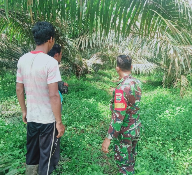 Babinsa Koramil 07/Reteh Hadir untuk Meningkatkan Kesadaran dan Partisipasi Masyarakat dalam Mencegah Karhutla