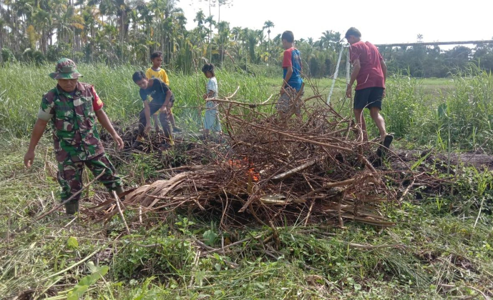 Babinsa 03/Tpl Beri Motivasi Anak Muda Sembari Goro Bersihkan Lapangan Sepak Bola