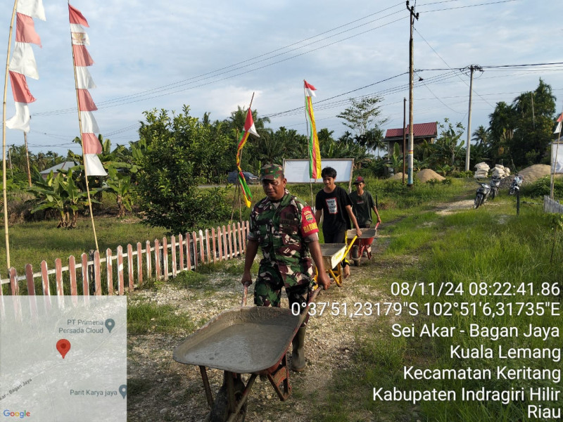 Babinsa Koramil 03/Tpl Goro Bersama Warga Binaan Lakukan Pengecoran Halaman Pos Ramil Kempas