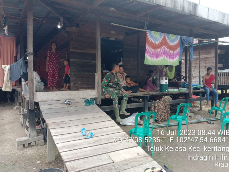 Agar Terjalin Hubungan Baik, Babinsa Koramil 09/Kemuning Tingkatkan Komsos Bersama Warga