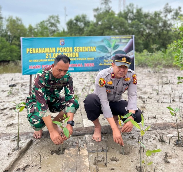 Kapolsek dan Babinsa Tanam Pohon, Ajak Masyarakat Jaga Lingkungan di Concong