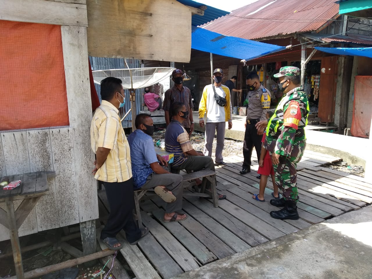 Peduli Covid-19, Babinsa Koramil 04/Kuindra Himbau Warga Patuhi Protkes