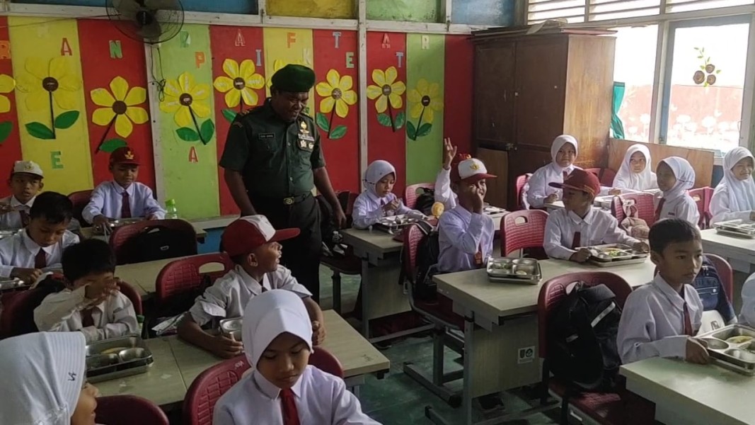 Babinsa Salurkan Makan Bergizi Gratis Kepada Siswa di Desa Lintas Utara dan Kuala Keritang
