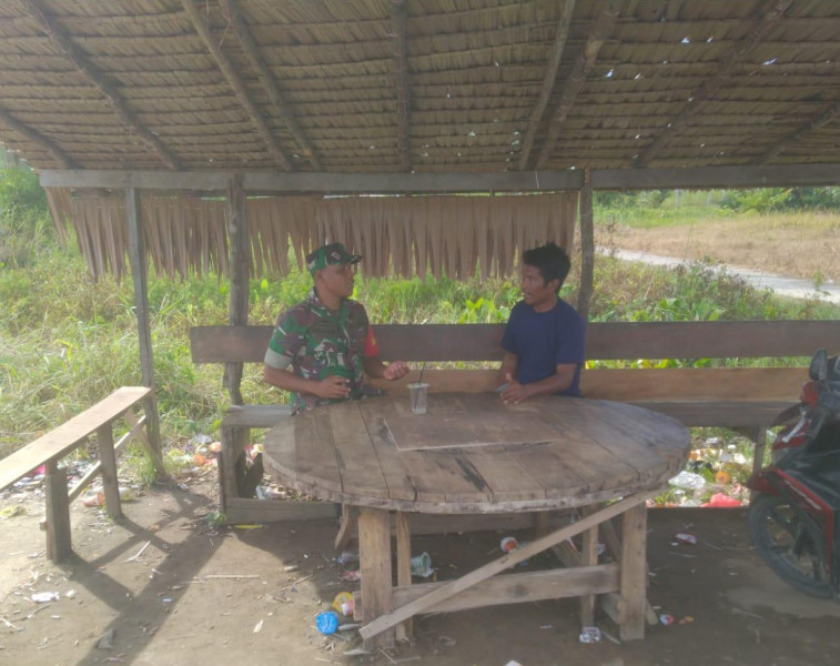 Penuh Canda, Komsos Babinsa Sertu Mulyadi Koramil 03/Tpl dengan Pemuda Desa Sungai Gantang