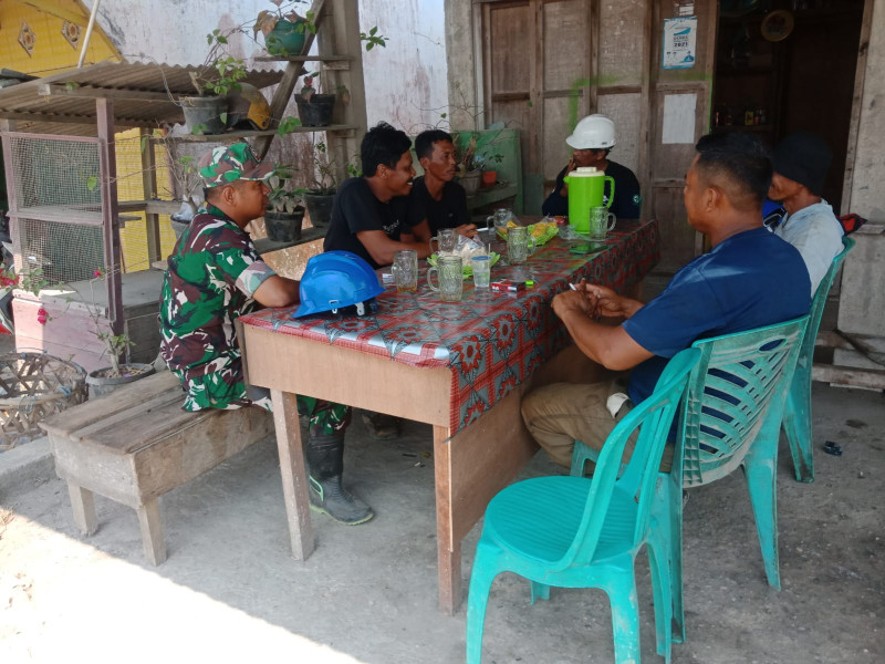 Jelang HUT RI Ke -79, Babinsa Koramil 03/Tpl Serda Riko Saputra Komsos Di Desa Pekan Tua