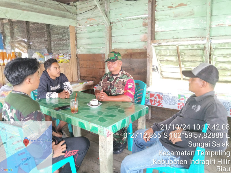 Monitor Wilayah, Babinsa Koramil 03/Tpl Serka J. Siallagan Komsos dengan Warga Himbau Keamanan Jelang Pilkada