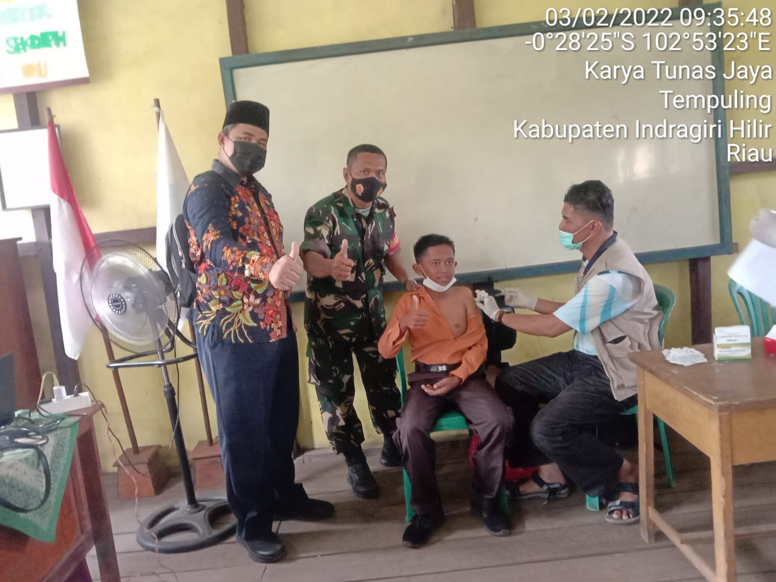 Babinsa Koramil 03/Tempuling Pastikan Aman Dalam Vaksinasi Siswa/i Sekolah Dasar