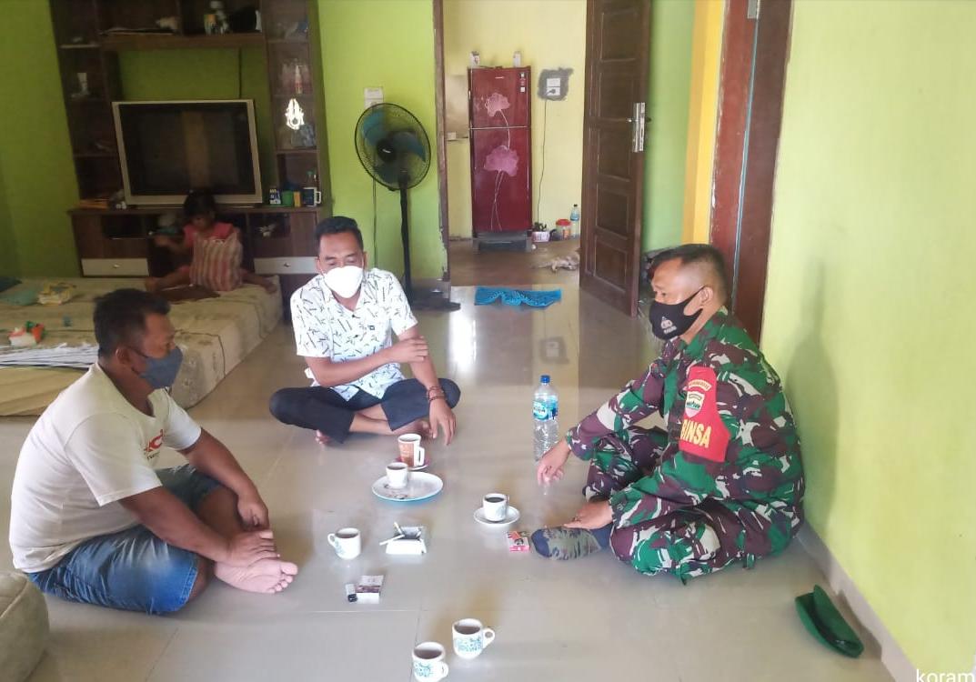 Babinsa 03/Tempuling Silaturahmi Kerumah Kades Harapan Jaya