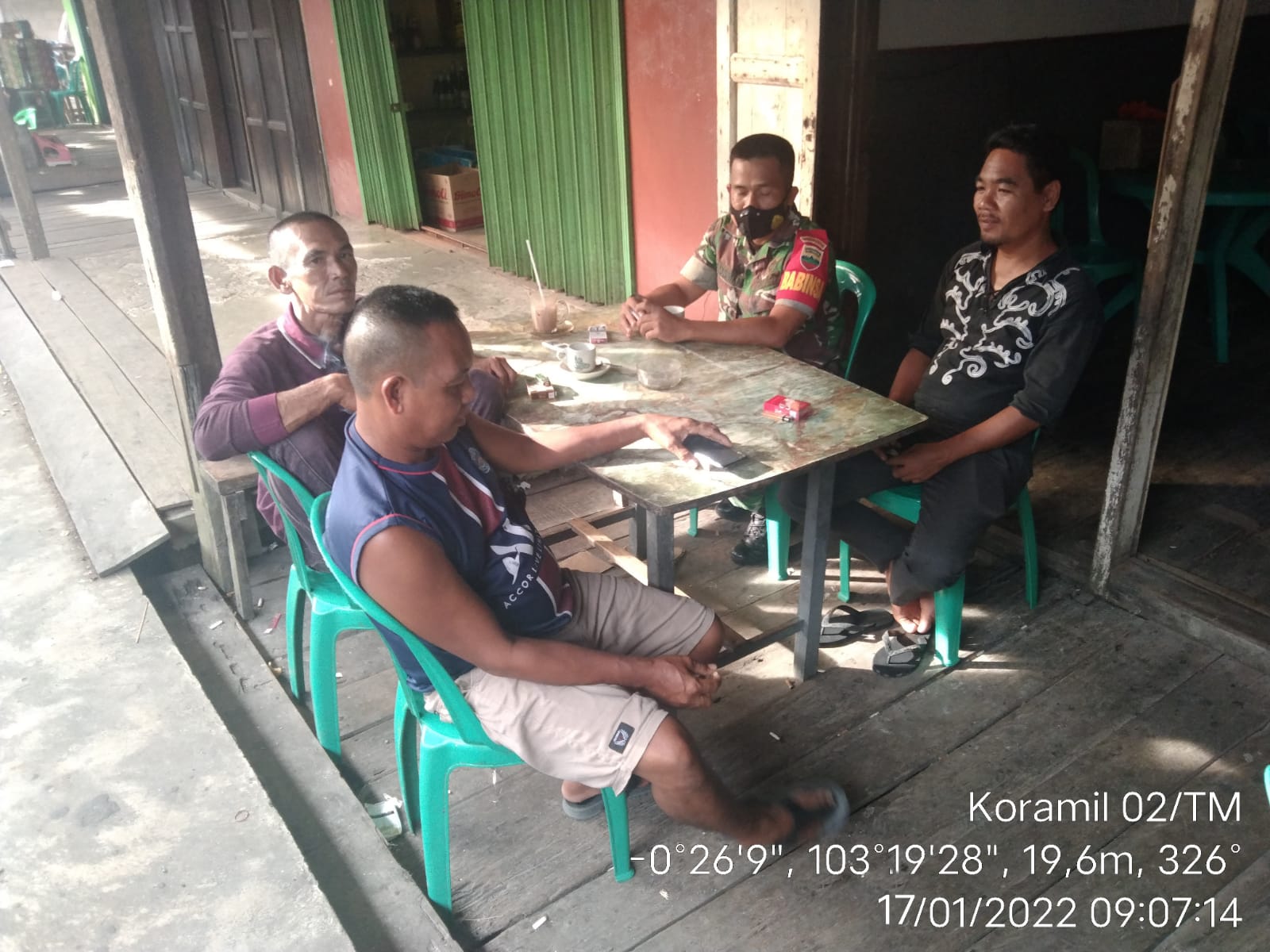 Perkuat Sinergitas, Babinsa 02/Tanah Merah Terus Melakukan Komsos