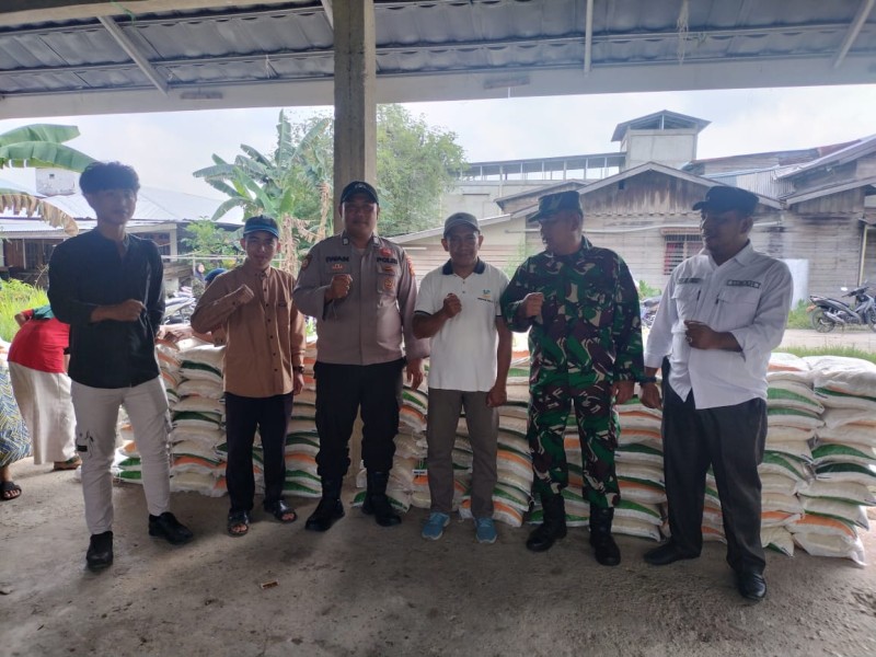 Babinsa Dampingi Penyaluran Bantuan Beras untuk 89 KPM di Desa Kuala Lahang