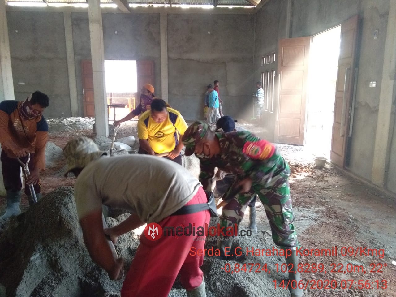 Babinsa Talang Jangkang Koramil 09/Kemuning Ikut Goro Pengecoran Mesjid