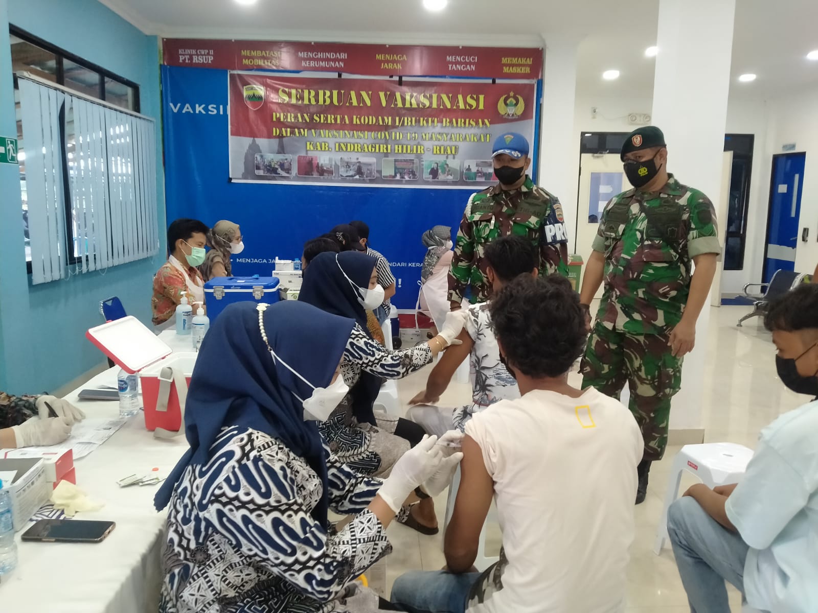 Kodim 0314/Inhil Bersinergi dengan Klinik Kesehatan PT.RSUP Pulau Burung Menggelar Vaksinasi