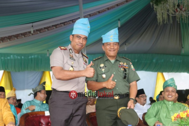 Kapolres dan Kasdim 0314/Inhil di Hadiahi Tanjak Melayu Oleh Bupati HM Wardan 