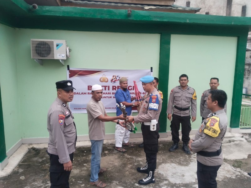 Bakti Religi HUT Bhayangkara ke-80: Polsek Keritang Bersihkan Masjid Al-Wahidin Desa Kotabaru