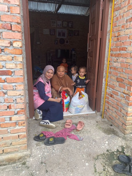 Berkah Ramadhan 1446 H, YBM bersama Srikandi PLN Salurkan Paket Sembako di Pekanbaru