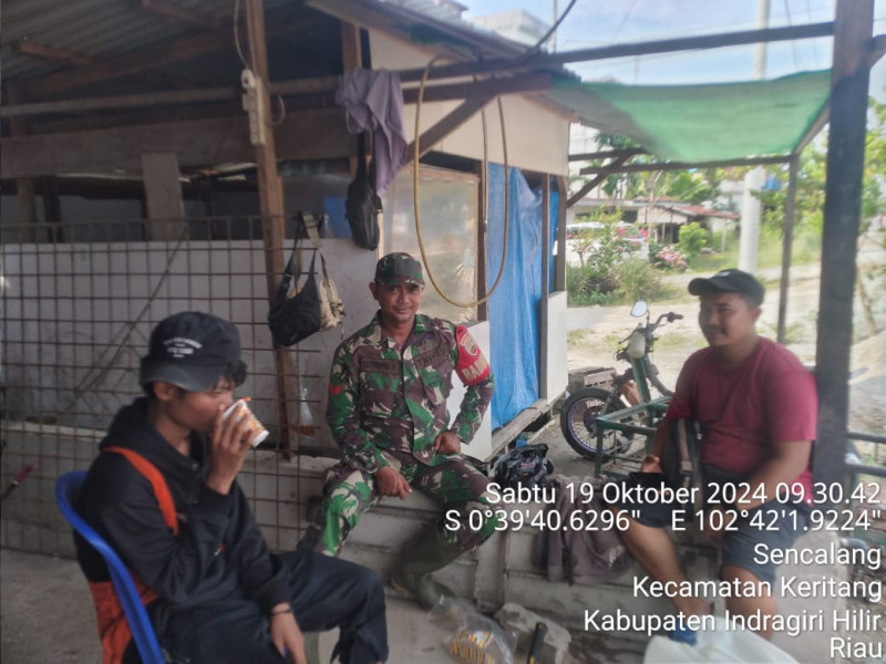 Babinsa Koramil 09/Kemuning Terus Jalin Tali Silaturahmi Dengan Masyarakat Melalui Komunikasi Sosial di Daerah