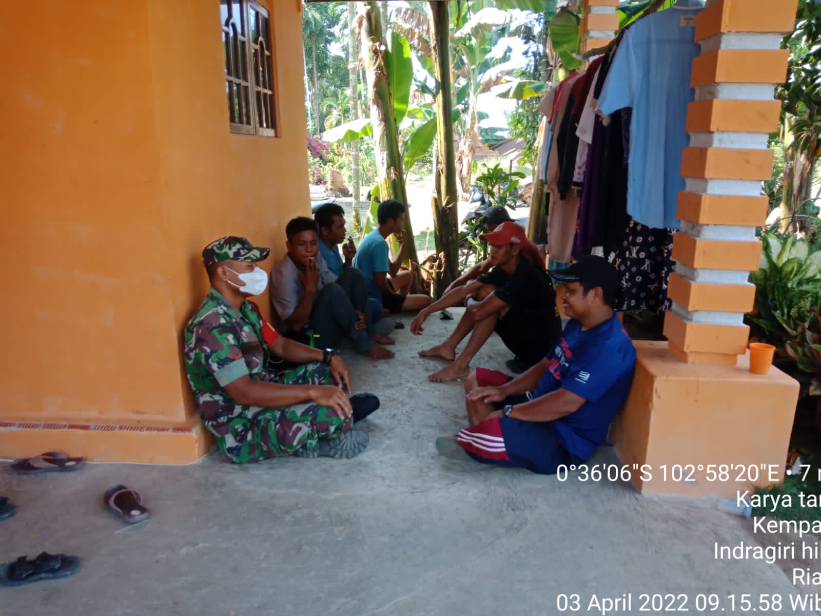 Babinsa Koramil 03/Tempuling Komsos Ajak Warga Jaga Kebersihan Lingkungan dan Protkes 