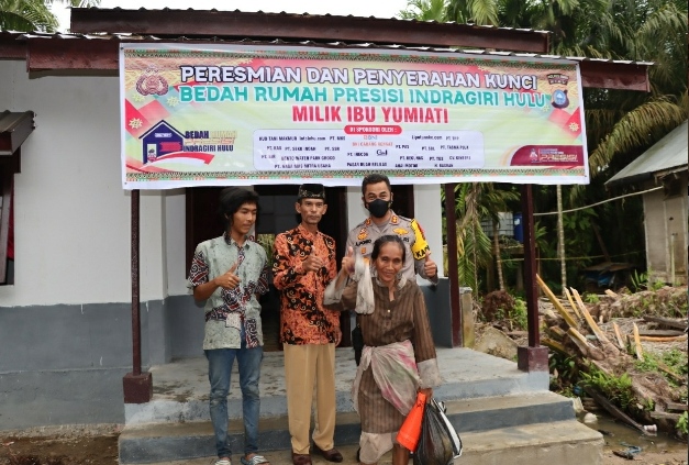 Jelang Lebaran Idul Fitri, Yumiati dan Keluarga bahagia Terima Rumah Baru Dari Kapolres Inhu Jelang Lebaran Idul Fitri, Yumiati dan Keluarga bahagia Terima Rumah Baru Dari Kapolres Inhu