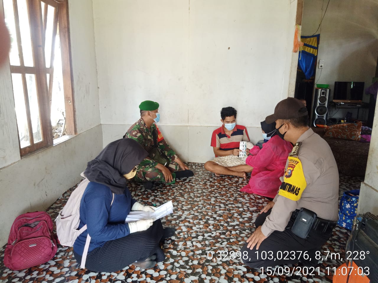 Babinsa Koramil 12/Batang Tuaka Dampingi Penyaluran Obat untuk Pasien Isoman