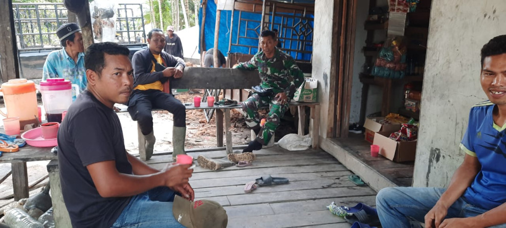 Danramil 03/Tempuling Sambangi Tokoh Masyarakat Lakukan Komsos