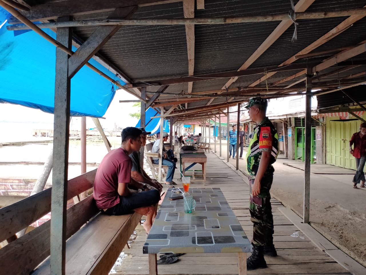 Bersama Masyarakat, Anggota Koramil 04/Kuindra Tegakkan Prokes